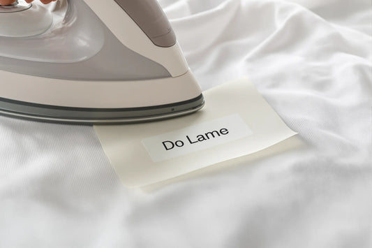 Étiquettes pour vêtements seniors : guide complet thermocollantes, cousues et autocollantes