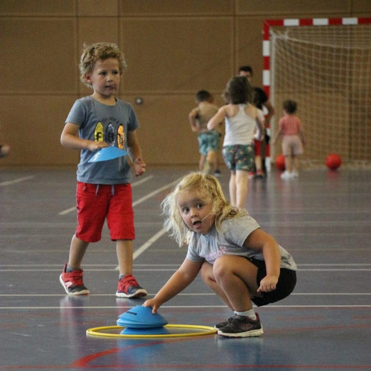Des enfants qui font au sport